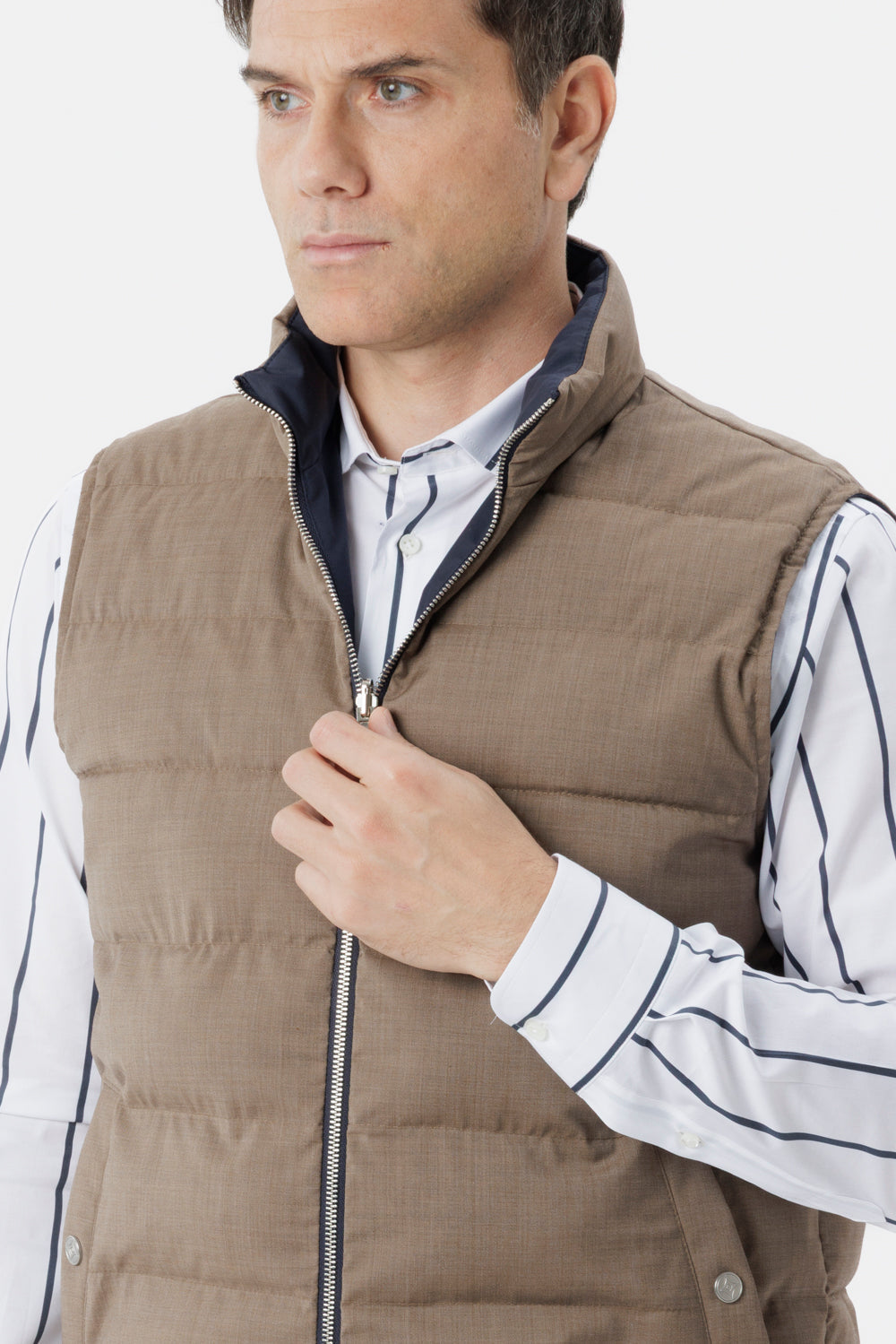 Reversible dual-material gilet with regenerated tobacco cashmere padding