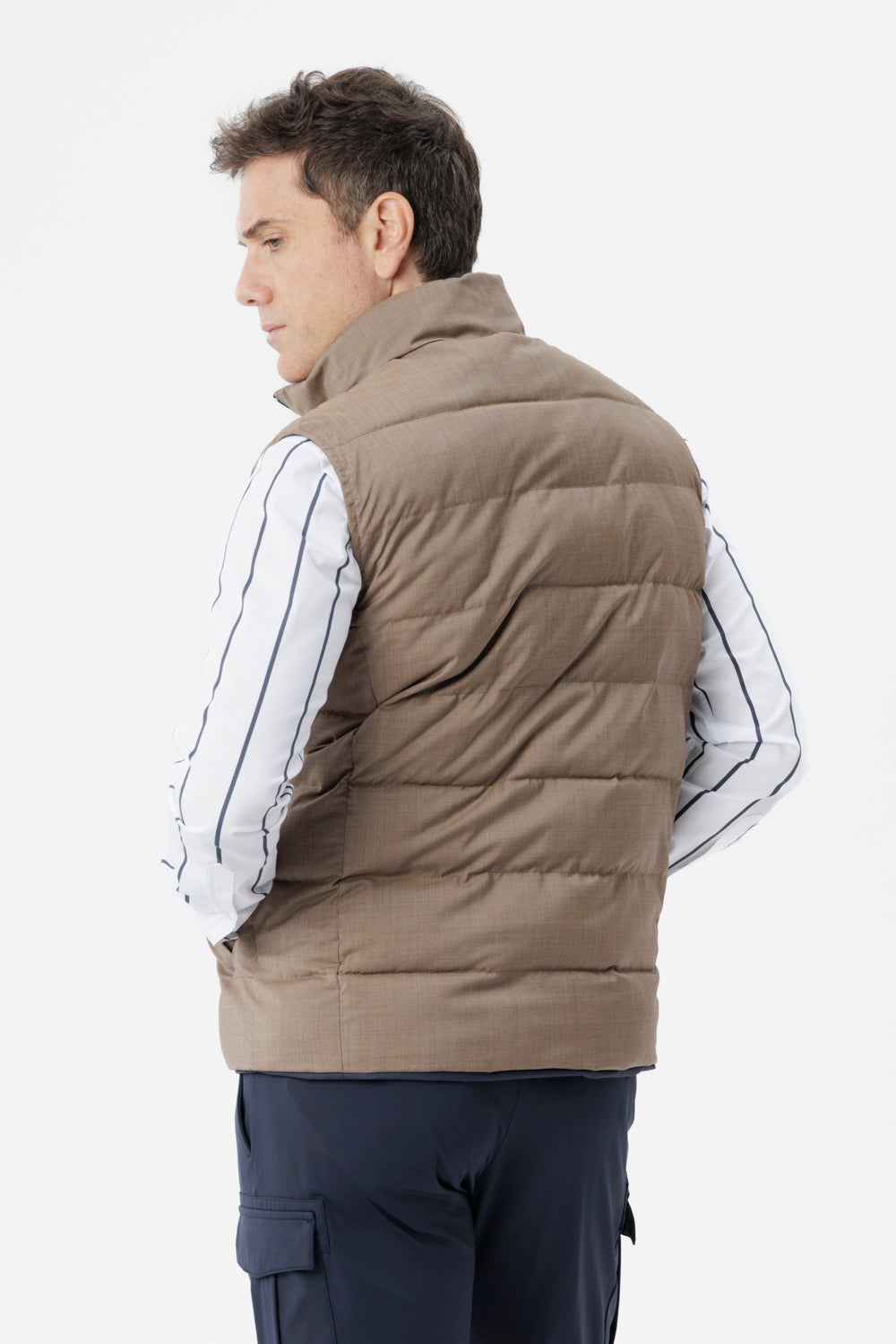 Reversible dual-material gilet with regenerated tobacco cashmere padding