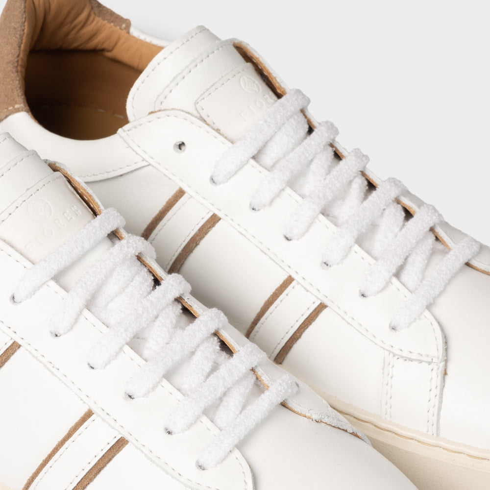 White/tan leather sneaker