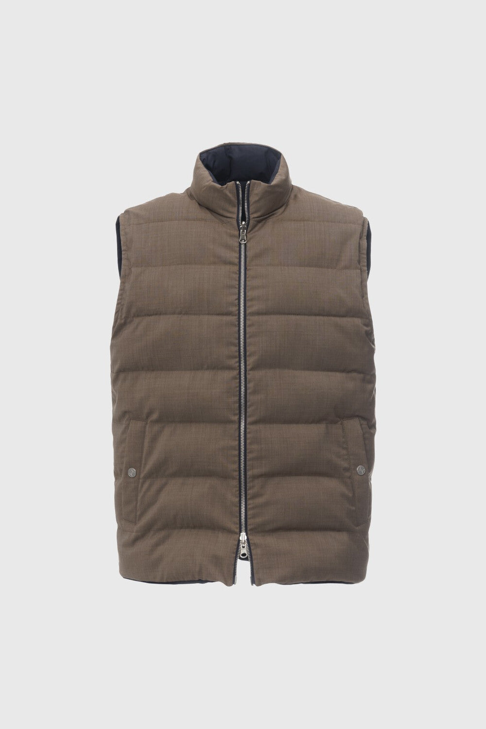 Reversible dual-material gilet with regenerated tobacco cashmere padding